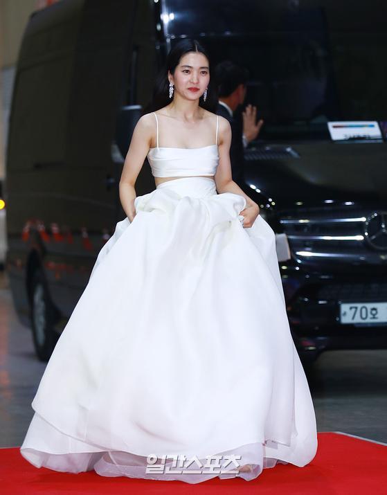 Actor Kim Tae-ri poses at the 58th Baeksang Arts Grand Prize red carpet event held at the Korea International Exhibition Center in Goyang Ilsan, Gyeonggi Province on the afternoon of the 6th.The Baeksang Arts Awards, the only comprehensive arts awards ceremony in Korea that includes TV, film and theater, will be held at the 4th Hall of the Korea International Exhibition Center in Goyang Ilsan from 7:45 pm on May 6.You can meet live on JTBC, JTBC2 and JTBC4. It will be broadcast live on TikTok.