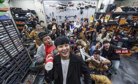 과학·공학 콘텐트 스타트업 긱블의 박찬후 대표와 직원들이 지난달 22일 서울 성동구 긱블 작업 공간인 ‘메이커 스페이스’에서 포즈를 취했다. 김성룡 기자