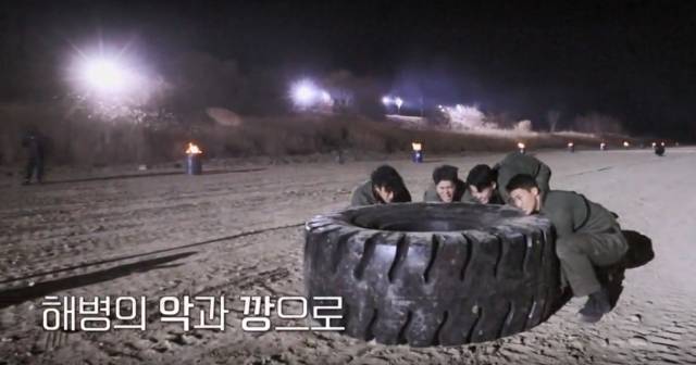 본 미션에 탈락해 데스매치에서 400kg 타이어 뒤집기 미션을 수행 중인 해병대 특수수색대대. 채널A·Sky TV 제공