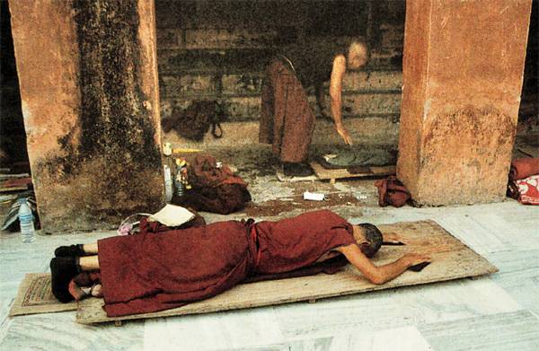 온몸을 완전히 땅에 붙여 절하는 불교식 예법 `오체투지`의 모습. 저자는 종교와 문화 속에서 고통과 행복, 의미와 무의미를 사유한다. [매경DB]