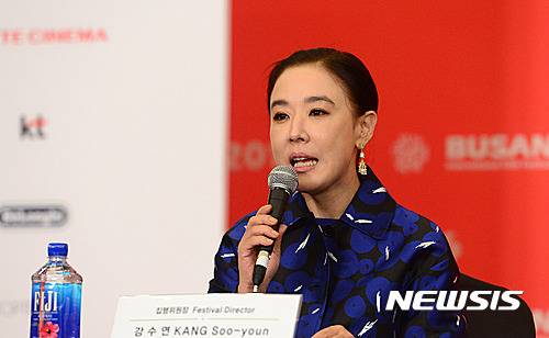 【부산=뉴시스】권현구 기자 = 강수연 집행위원장이 9일 오후 부산 해운대구 동서대학교 센텀캠퍼스 컨벤션홀에서 열린 영화 '너의 이름은' 기자회견에 참석해 발언을 하고 있다. 2016.10.09. stoweon@newsis.com