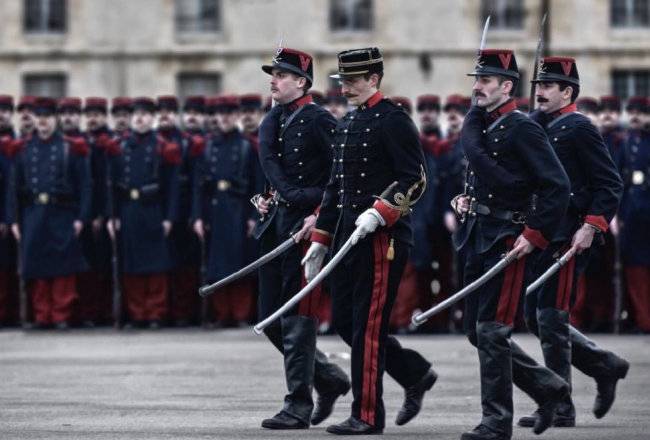 프랑스군 최초 유대인 장교 알프레드 드레퓌스(앞줄 안경 쓴 사람)는 ‘파나마 스캔들’을 덮기 위한 정치적 희생양이 됐다. [찬란]