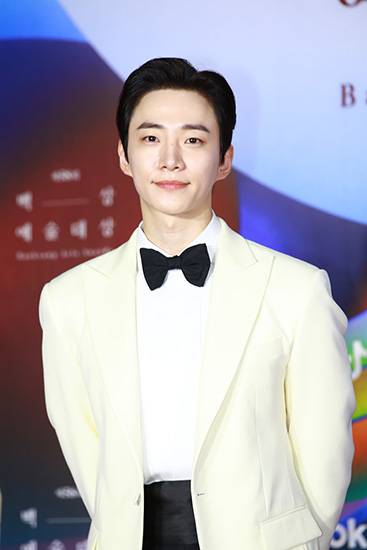 배우 이준호가 6일 오후 경기 고양시 일산 킨텍스에서 진행된 제58회 백상예술대상 레드카펫 행사에 참석해 포즈를 취하고 있다. /사진제공=백상예술대상사무국 2022.05.06 /사진=이동훈 기자 photoguy@