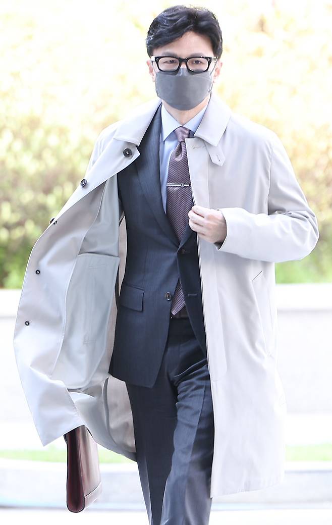 한동훈 법무부 장관 후보자가 15일 오전 후보자 사무실이 마련된 서울 서초구 서울고등검찰청 청사로 출근하고 있다. /연합뉴스