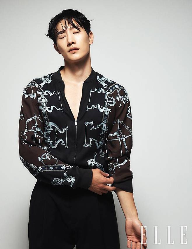 프린트 실크 블루종과 팬츠는 Hermès.