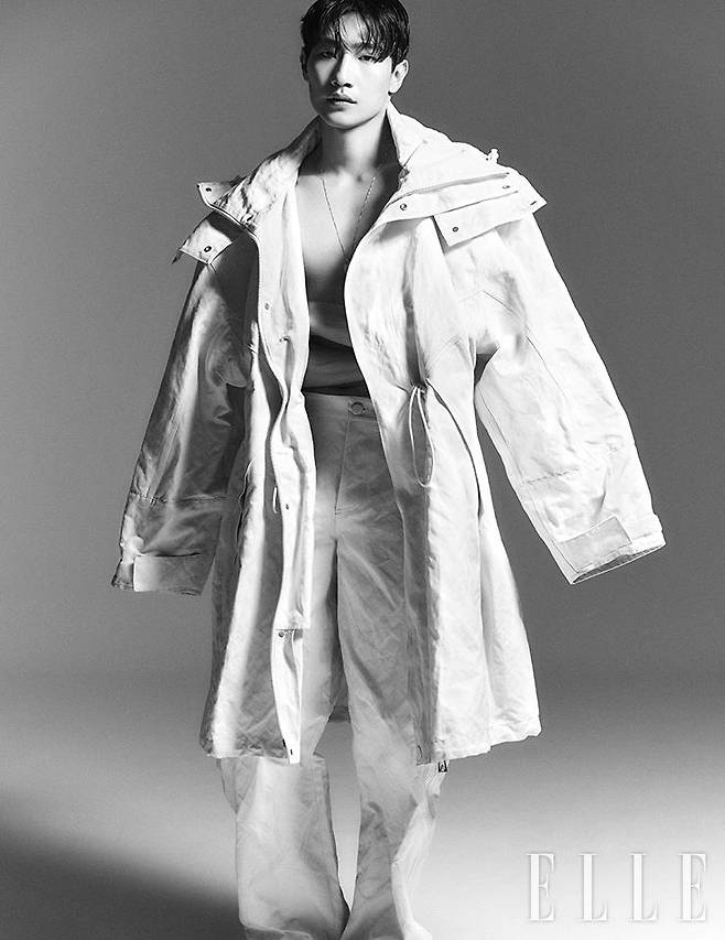 화이트 후드 장식의 아우터웨어와 팬츠, 네크리스, 링은 모두 Bottega Veneta.