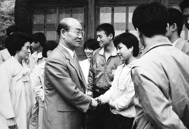 전두환 전 대통령이 1987년 5월 4일 모범 청소년들을 청와대로 초청해 격려하고 있다. 전 대통령 시절 청와대는 행사를 위해 특별한 경우가 아니면 일반인들에게 개방되지 않았다. 한국일보 자료사진