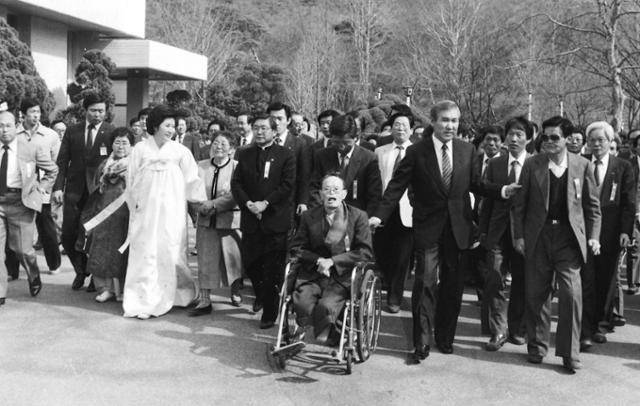 1988년 3월 1일 노태우 전 대통령이 청와대 개방공약에 따라 문이 열린 청와대 구내를 찾은 음성나환자 3백여명을 영빈관으로 초청, 다과를 함께하며 이들을 격려했다. 한국일보 자료사진