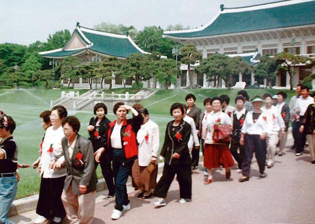 1993년 5월 8일 일반인 관람객들이 청와대 개방에 맞춰 경내를 둘러보고 있다 뒤쪽에 보이는 건물이 대통령이 근무하는 본관건물이다. 있다. 한국일보 자료사진