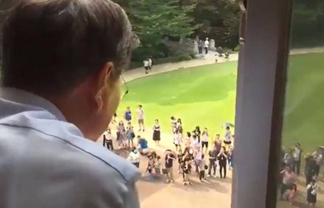 문재인 대통령인 2017년 7월 14일 여민관 집무실 창가에서 청와대 관람객들에 인사를 하고 있다. 문 대통령은 "방문하시는 모든 분들이 즐거운 시간 보내시길 바랍니다."고 인사를 했다.청와대 제공