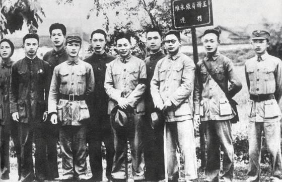 간난 시절 지역을 순시하는 장징궈(오른쪽 다섯째). 일곱째가 왕셩. [사진 김명호]