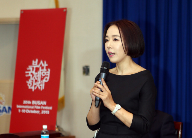 강수연이 지난 2015년 7월 부산국제영화제(BIFF) 공동 집행위원장에 선임된 후 임시총회가 열린 부산시청 대회의실에서 소감을 밝히고 있는 모습. 연합뉴스