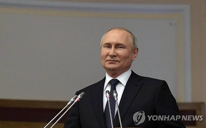 푸틴, 우크라 사태 외세 개입 때 '전격 대응' 경고 (상트페테르부르크 AFP=연합뉴스) 블라디미르 푸틴 러시아 대통령이 지난달 27일(현지시간) 제2도시 상트페테르부르크 시의회에서 연설하고 있다. [크렘린궁 제공] 2022.4.28 jsmoon@yna.co.kr