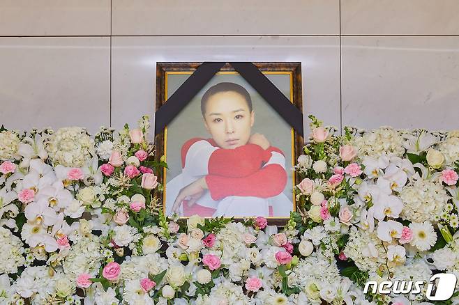 한국 영화의 큰 별 故 강수연의 빈소가 8일 삼성서울병원 장례식장에 마련됐다. .(강수연 배우 장례위원회 제공)2022.5.8/뉴스1