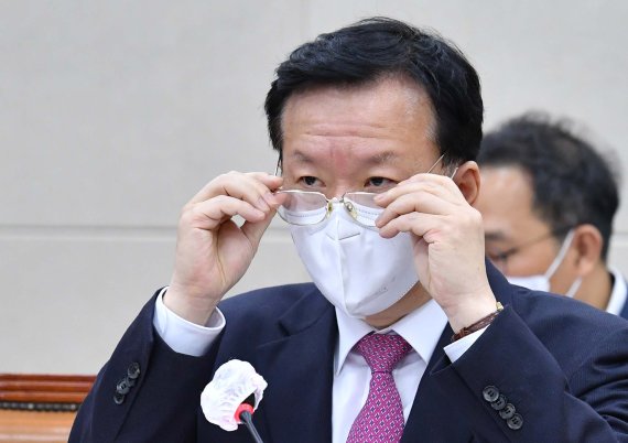 민주당으로부터 자진사퇴 압박을 받고 있는 정호영 보건복지부 장관 후보자가 지난 3일 서울 여의도 국회에서 열린 인사청문회에서 안경을 쓰고 있다. 뉴시스