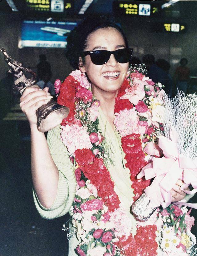 강수연이 1989년 모스크바영화제에서 '아제 아제 바라아제'로 최우수여자배우상을 수상한 후 트로피를 들고 김포공항으로 입국하고 있다. 한국일보 자료사진