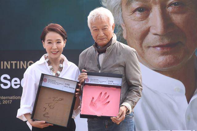 강수연이 2017년 부산영화제 핸드프린팅 행사에서 원로배우 신성일과 함께 포즈를 취하고 있다. 한국일보 자료사진