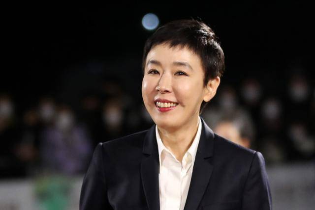 강수연이 지난해 10월 제3회 강릉영화제 개막식에서 환한 미소를 지으며 레드카펫을 밟고 있다. 4년 만에 공식 석상에 등장한 모습이었으나 그가 대중에게 보인 마지막 얼굴이기도 했다. 한국일보 자료사진