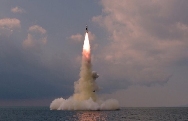2021년 10월 북한이 관영 매체로 보도한 SLBM 실험 장면. 조선중앙통신·연합뉴스