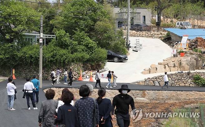 귀향 D-2 문 대통령 양산 사저 찾은 시민 (양산=연합뉴스) 김동민 기자 = 문재인 대통령 내외 귀향을 이틀 앞둔 8일 문 대통령 사저가 위치한 경남 양산시 하북면 평산마을에 시민 발길이 이어지고 있다. 2022.5.8 image@yna.co.kr