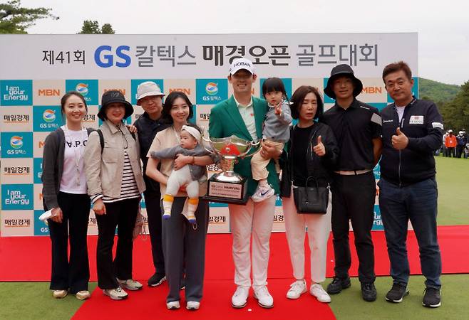 GS칼텍스 매경오픈 정상에 오른 김비오가 가족과 함께 기념 촬영을 하며 기뻐하고 있다.(사진=대회조직위 제공)