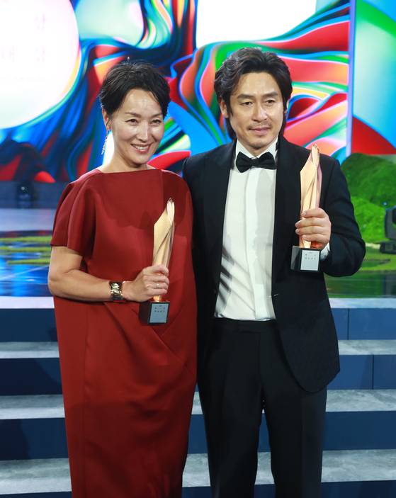 배우 설경구와 이혜영이 제58회 백상예술대상에서 영화부문 남녀 최우수연기상을 수상했다. 〈사진=백상예술대상 특별취재단〉