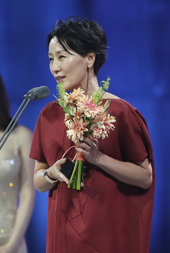 배우 이혜영이 영화 '당신얼굴 앞에서'로 제58회 백상예술대상에서 영화부문 여자 최우수연기상을 수상했다. 〈사진=백상예술대상 특별취재단〉