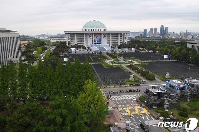 제20대 대통령취임식을 이틀 앞둔 8일 서울 여의도 국회 본관 앞에 취임식 참석자들을 위한 좌석과 방송국 부스가 보이고 있다. (공동취재) 2022.5.8/뉴스1 © News1 이재명 기자