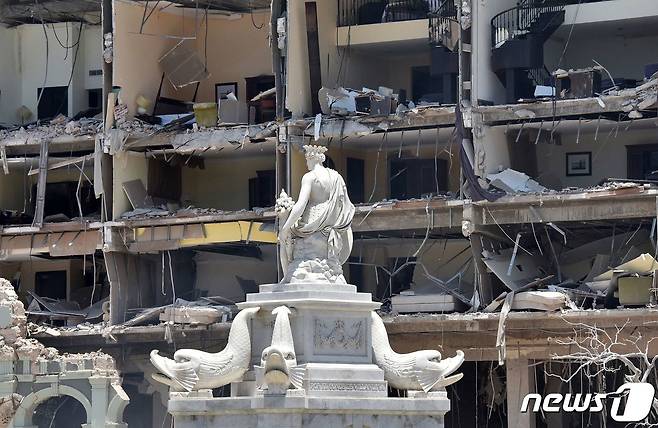 지난 6일(현지시간) 가스 유출로 추정되는 폭발이 발생한 쿠바 아바나 사라토가 호텔. © AFP=뉴스1