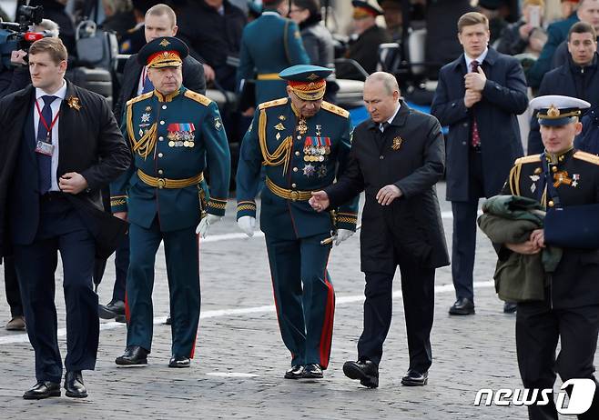 블라디미르 푸틴 러시아 대통령이 9일(현지시간) 77주년 전승기념일 군사 열병식 후 붉은 광장을 걷고 있다. 2022.05.09/뉴스1 © 로이터=뉴스1 © News1 김민수 기자
