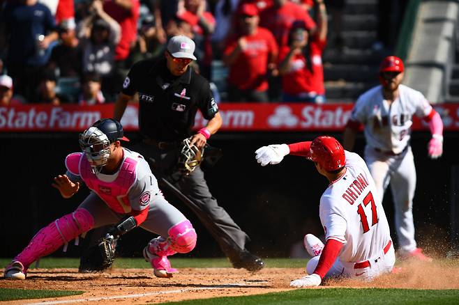 May 8, 2022; Anaheim, California, USA;  Los Angeles Angels designated hitter Shohei Ohtani (17) slides into home to earn the final score defeating the Washington Nationals during the bottom of the ninth inning at Angel Stadium. Mandatory Credit: Jonathan Hui-USA TODAY Sports

<저작권자(c) 연합뉴스, 무단 전재-재배포 금지>