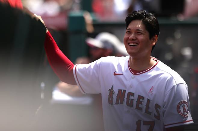 ANAHEIM, CALIFORNIA - MAY 08: Shohei Ohtani #17 of the Los Angeles Angels looks on during a game against the Washington Nationals at Angel Stadium of Anaheim on May 08, 2022 in Anaheim, California.   Katharine Lotze/Getty Images/AFP 

== FOR NEWSPAPERS, INTERNET, TELCOS & TELEVISION USE ONLY ==<저작권자(c) 연합뉴스, 무단 전재-재배포 금지>