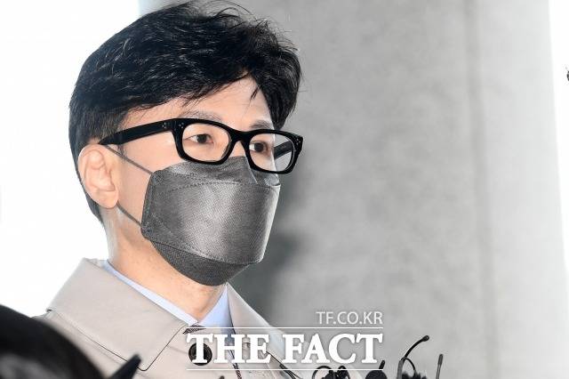 한동훈 법무부 장관 후보자의 장인 진형구 전 대전고검장은 코스닥 상장사 '보타바이오'가 주가 조작 혐의로 검찰의 압수수색 당시 해당 회사에서 사외이사를 맡고 있었다. 진 전 고검장은 회사 임원이 주가조작 혐의로 검찰에 구속되기 3일 전 임기를 1년 넘게 남겨두고 돌연 사외이사직에서 사임하면서, 현직 검사였던 한 후보자가 장인인 진 전 고검장에게 검찰 구속 계획을 사전에 알려준 게 아니냐는 의혹을 제기한다. / 남용희 기자