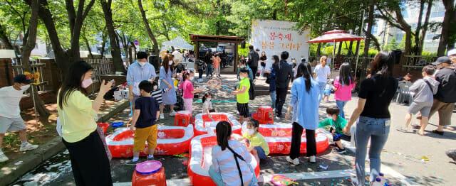 제3회 GS파워와 지역주민이 함께하는 ‘봄축제, 봄을 그리다’ 행사에서 아이들이 비누방울 놀이를 즐기고 있다.