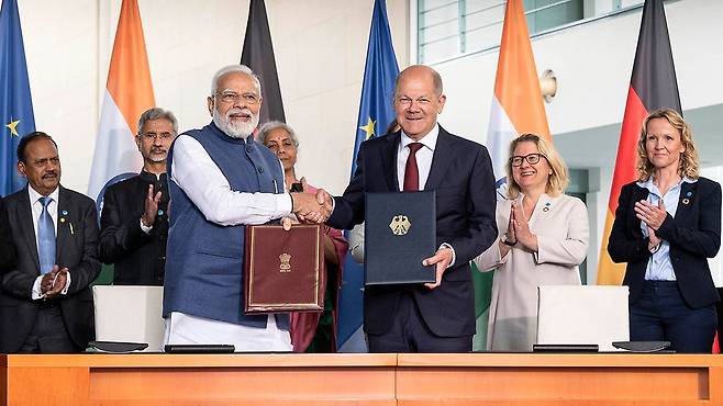 숄츠 총리가 5월2일 독일 방문한 모디 인도 총리와 기후 변화 대응을 위한 협력 의향서 서명식을 갖고 있다. /독일 연방 정부