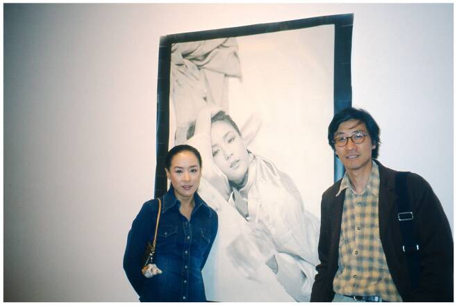 2002년 금호미술관에서 열린 전시회에 참석한 강수연(왼쪽)과 구본창. /사진가 구본창 제공
