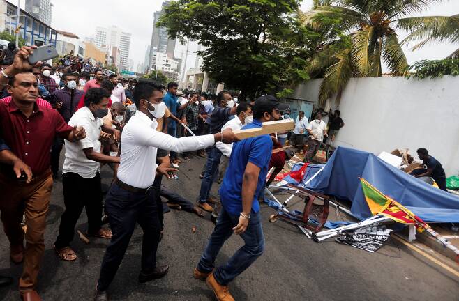 9일(현지 시각) 스리랑카 수도 콜롬보의 대통령 집무실 인근에서 반정부 시위대와 정부 지지자들이 충돌했다. /로이터 연합뉴스