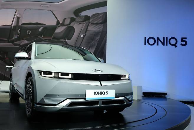 현대차가 '2022 인도네시아 국제모터쇼(IIMS)'에서 아이오닉5를 공개하고 있다. /현대차 제공