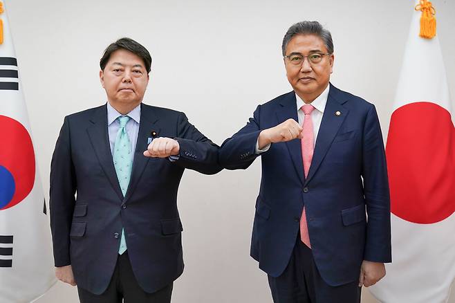 박진 외교부 장관 후보자(오른쪽)는 9일 서울에서 하야시 요시마사 일본 외무상과 회담했다. 양측이 팔꿈치 인사를 하는 모습. /외교부 제공