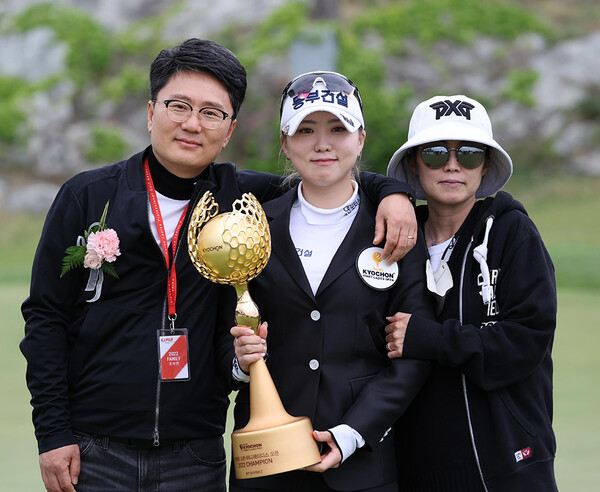 2022년 한국여자프로골프(KLPGA) 투어 교촌 허니 레이디스 오픈 우승을 차지한 조아연 프로와 가족. 사진제공=KLPGA