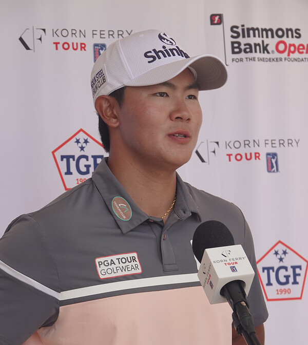 미국프로골프(PGA) 2부투어인 콘페리투어에서 활약하는 김성현 프로가 PGA투어 출전 자격을 획득한 후 기념 인터뷰를 하는 모습이다. 사진제공=PGA투어_콘페리투어