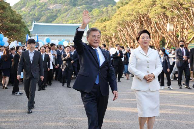 문재인 대통령과 김정숙 여사가 9일 오후 청와대 직원들의 배웅을 받으며 청와대를 나선 뒤 시민들을 향해 인사하고 있다. 연합뉴스