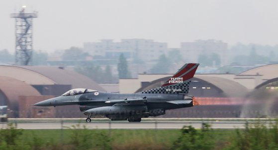북한의 조선인민혁명군 창건 90주년 기념일인 지난달 25일 오후 경기도 평택의 주한미군 오산공군기지에서 F-16 전투기가 이륙하고 있다. 뉴스1