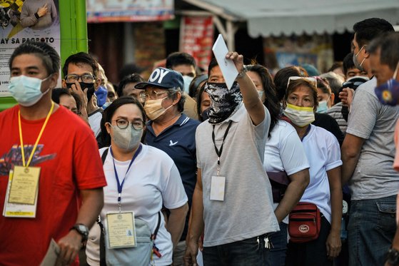 9일 필리핀 수도 마닐라에서 투표를 위해 줄을 선 사람들의 모습. [AFP=연합뉴스]