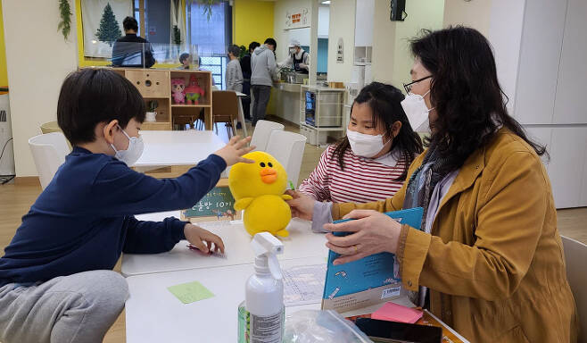 서울 강동구 ‘어린이식당’에서 지난 2일 진행된 책읽기 프로그램에 참여한 어린이들이 이야기를 나누고 있다. 강동구 제공