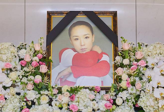 영화배우 강수연의 빈소가 8일 오전 서울 강남구 삼성서울병원 장례식장에 마련됐다. [연합]