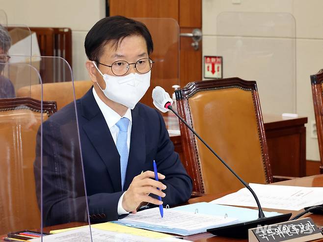 [서울=뉴시스] 전진환 기자 = 이정식 고용노동부 장관 후보자가 4일 여의도 국회에서 열린 인사청문회에서 의원들의 질문에 답하고 있다. (공동취재사진) 2022.05.04.  photo@newsis.com