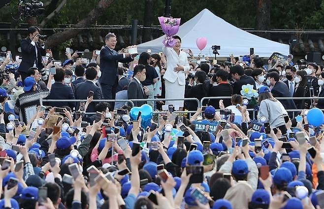 문재인 대통령과 김정숙 여사가 9일 오후 청와대 앞 분수대에서 퇴근길 마중 나온 시민들에게 인사하고 있다. 연합뉴스