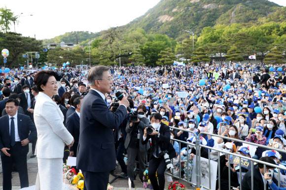 감사 인사 전하는 문재인 대통령 - 문재인 대통령이 9일 오후 청와대 앞 분수대에서 퇴근길 마중 나온 시민들에게 감사 인사를 전하고 있다. 2022.5.9 연합뉴스