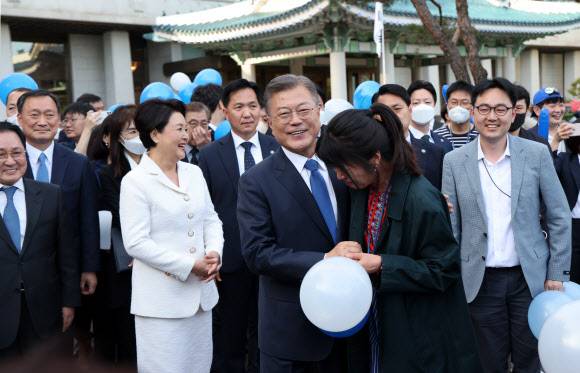 직원들과 작별인사하는 문 대통령 - 문재인 대통령이 9일 오후 청와대 본관 앞에서 퇴근하며 직원들과 작별인사를 하고 있다. 2022.5.9 연합뉴스